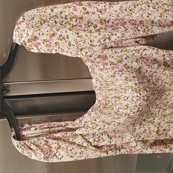💕ASTR THE LABEL💕 Smocked Floral Print Top ~ Taupe Pink Floral Large L NWT - Picture 8 of 11